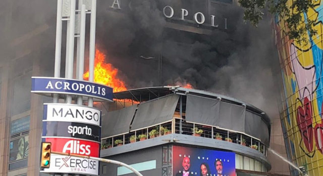Incendio de Acrópolis afectó varios centro comercial.