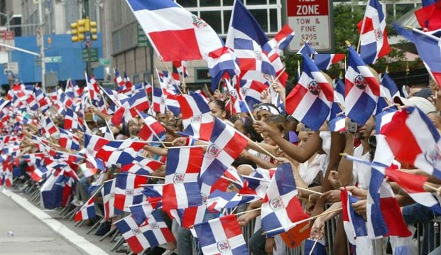 Dominicanos celebran su desfile con precaución pero mucha alegría