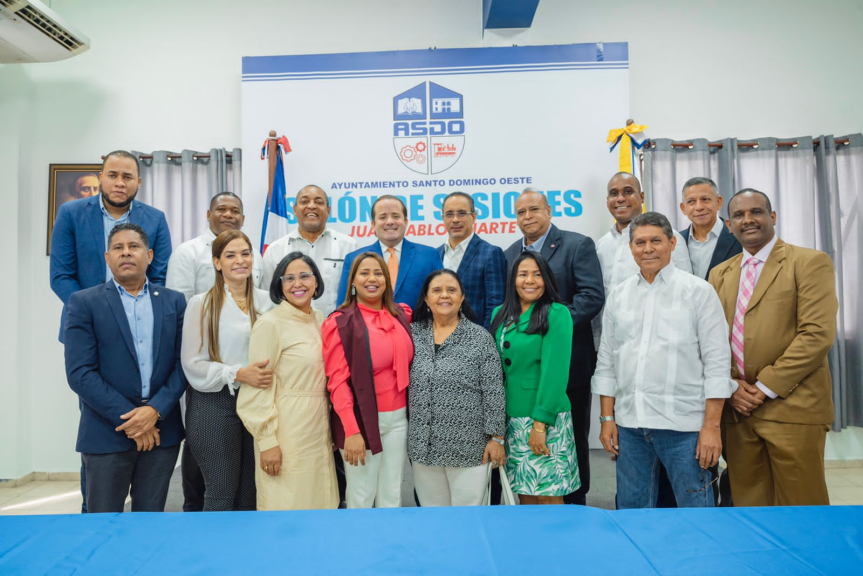 Ministro Paliza entrega recursos para obras municipales de Santo Domingo Oeste