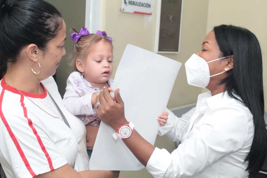 Scarlet Benzán lleva alegría a niños con entrega de juguetes en los hospitales Marcelino Vélez y Engombe